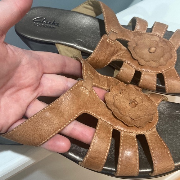 CLARKS Bendables Leather Wedge Sandals tan color Women's Sz 10M adorable flower - Picture 7 of 16